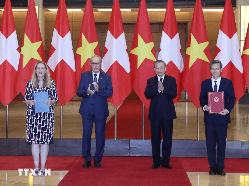 Tổng thống Liên bang Thụy Sĩ Guy Parmelin và Phu nhân kết thúc tốt đẹp chuyến thăm chính thức Việt Nam- Ảnh 1.