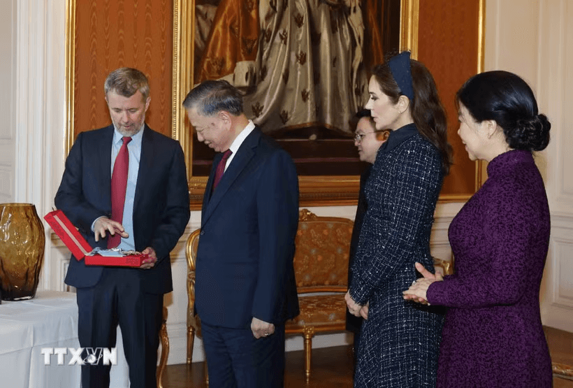 Tổng Bí thư, Chủ tịch nước Tô Lâm nhận Huân chương của Vương quốc Đan Mạch- Ảnh 1.