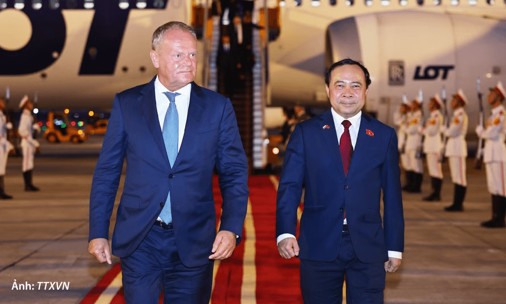 Bộ trưởng Khoa học và Công nghệ Vũ Hải Quân và Thủ tướng Ba Lan Donald Tusk tại sân bay Nội Bài chiều 25/10. Ảnh: TTXVN