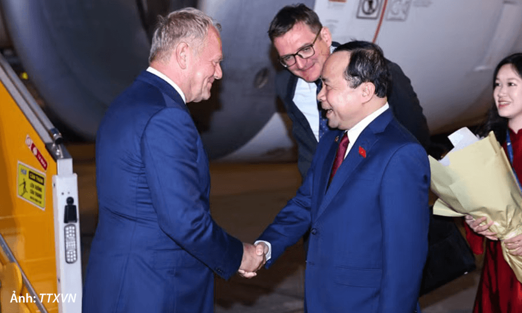 Bộ trưởng Khoa học và Công nghệ Vũ Hải Quân bắt tay với Thủ tướng Ba Lan Donald Tusk tại sân bay Nội Bài chiều 25/10. Ảnh: TTXVN