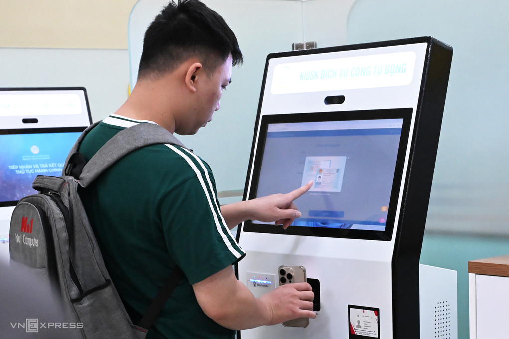 Người dân tương tác với kiots dịch vụ công tự động, tại bộ phận một cửa của Bộ Khoa học và Công nghệ. Ảnh: Trọng Đạt