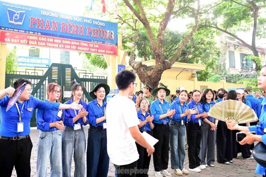 Tiếp sức mùa thi trên ‘con đường đẹp nhất Hà Nội’