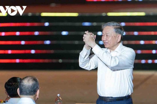 Lãnh đạo Đảng, Nhà nước dự chương trình chính luận nghệ thuật “Dưới cờ vinh quang”