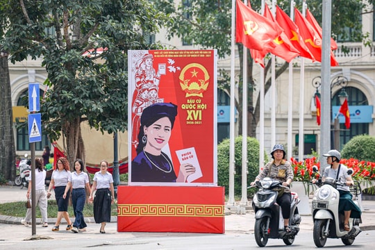 Hà Nội rực rỡ cờ hoa sẵn sàng cho ngày hội bầu cử