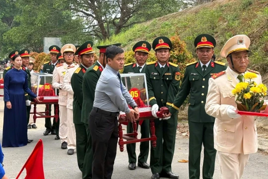 Tuổi xanh gửi lại chiến trường: Truy điệu và an táng 8 hài cốt liệt sĩ tại Khe Sanh.