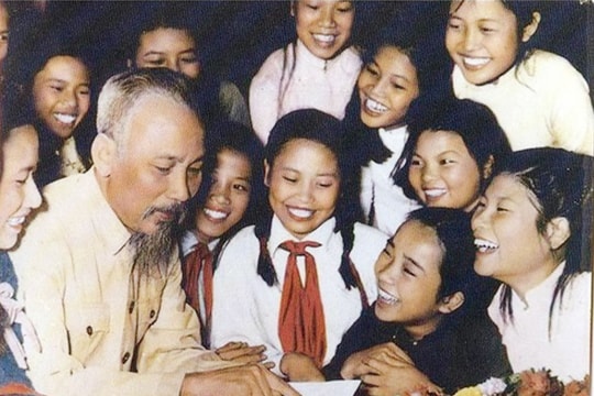 Kỷ niệm 136 ngày sinh Chủ tịch Hồ Chí Minh