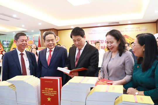 Ra mắt cuốn sách 'Sức mạnh của dân tộc Việt Nam trong sự nghiệp xây dựng và bảo vệ Tổ quốc' của Đại tướng Lương Cường
