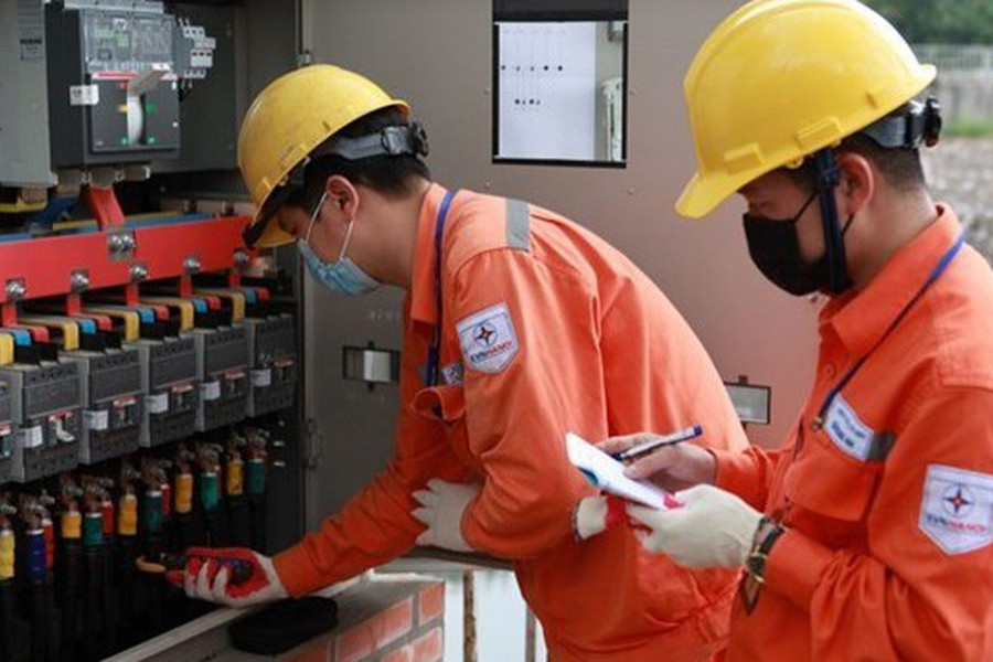 Khẩn trương xem xét phương án giảm thuế tiêu thụ đặc biệt với xăng về 0% và giảm giá điện